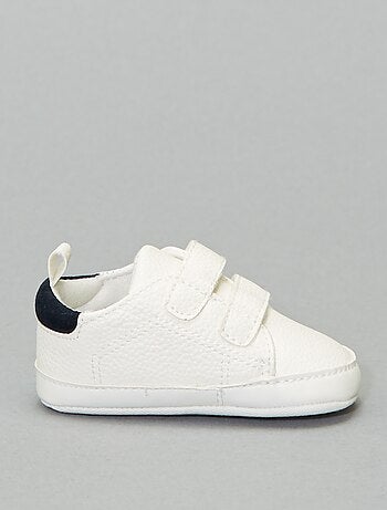 Ténis tricolores com tiras de velcro