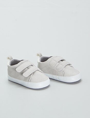 Ténis tricolores com tiras de velcro