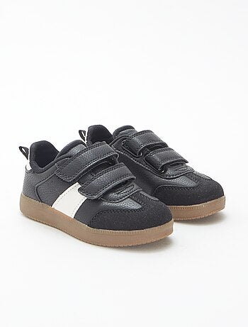 Ténis vintage com tira de velcro