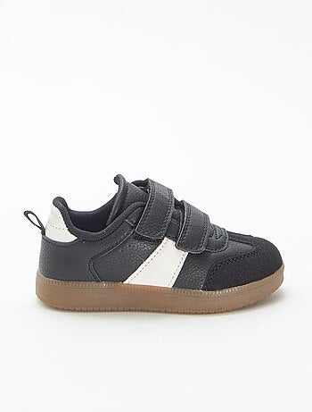 Ténis vintage com tira de velcro