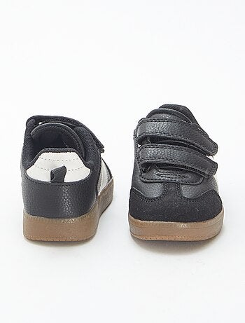 Ténis vintage com tira de velcro