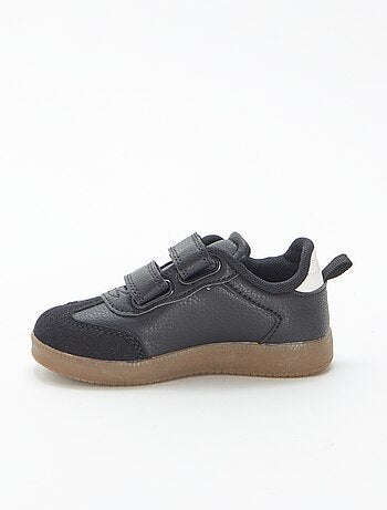 Ténis vintage com tira de velcro