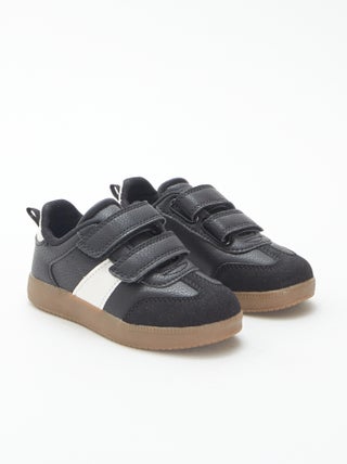 Ténis vintage com tira de velcro