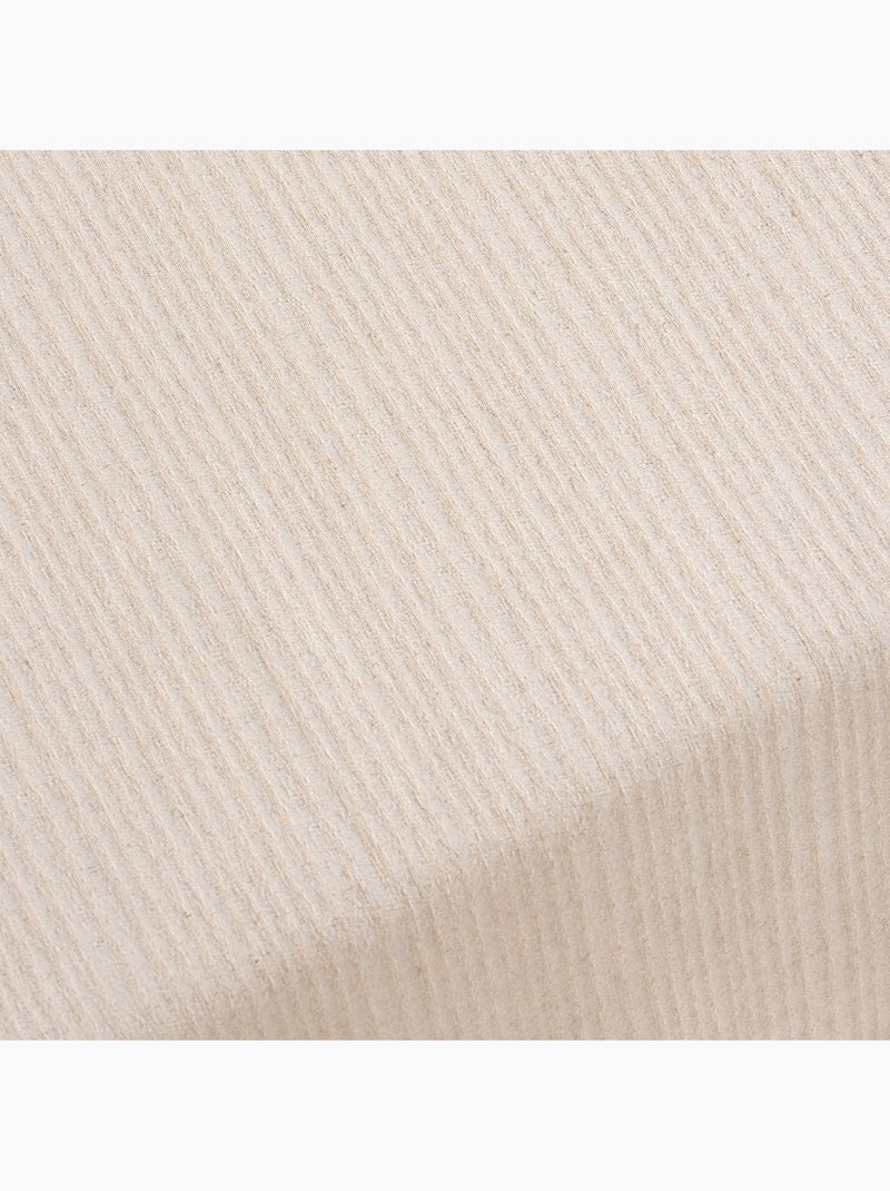 Toalha de mesa antinódoas com tecido texturizado às riscas finas - Gamusi. Bege - Kiabi