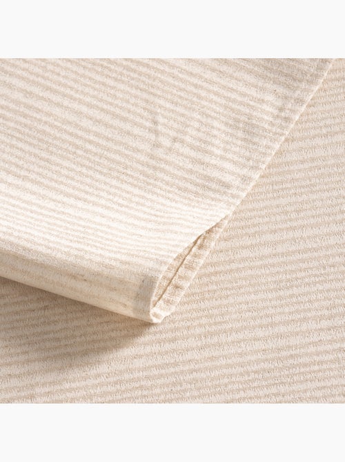 Toalha de mesa antinódoas com tecido texturizado às riscas finas - Gamusi. - Kiabi