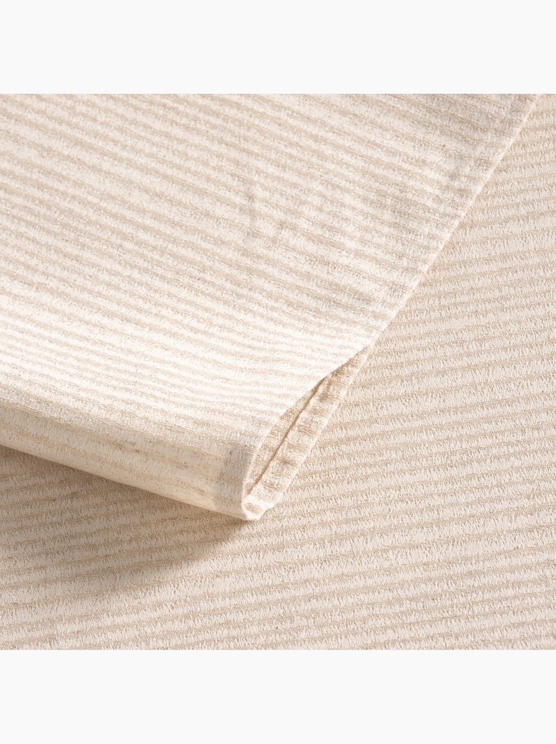Toalha de mesa antinódoas com tecido texturizado às riscas finas - Gamusi. Bege - Kiabi