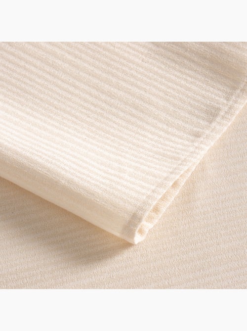 Toalha de mesa antinódoas com tecido texturizado às riscas finas - Gamusi. - Kiabi