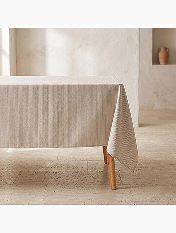 Toalha de mesa antinódoas com tecido texturizado às riscas finas - Gamusi.