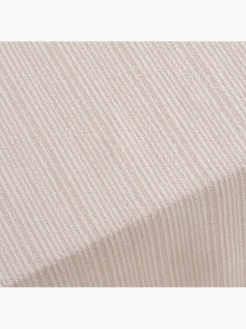 Toalha de mesa antinódoas com tecido texturizado às riscas finas - Gamusi. - Kiabi