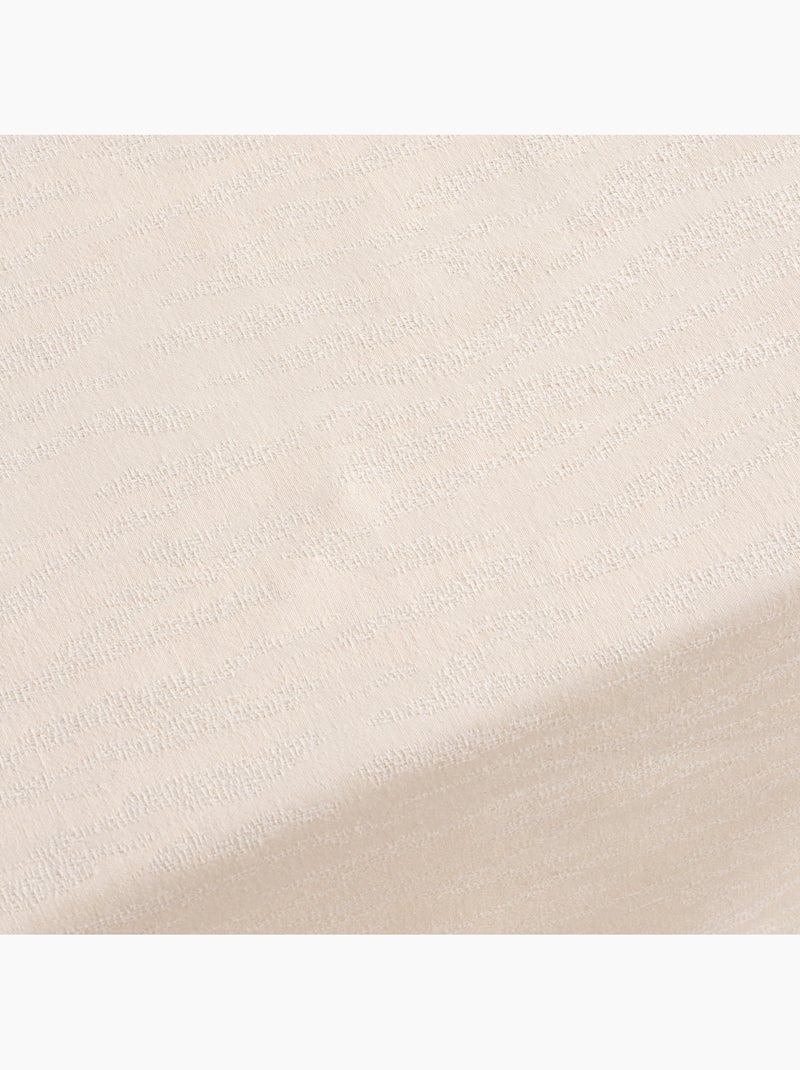 Toalha de mesa antinódoas com tecido texturizado de efeito raiado - Gamusi. Creme - Kiabi