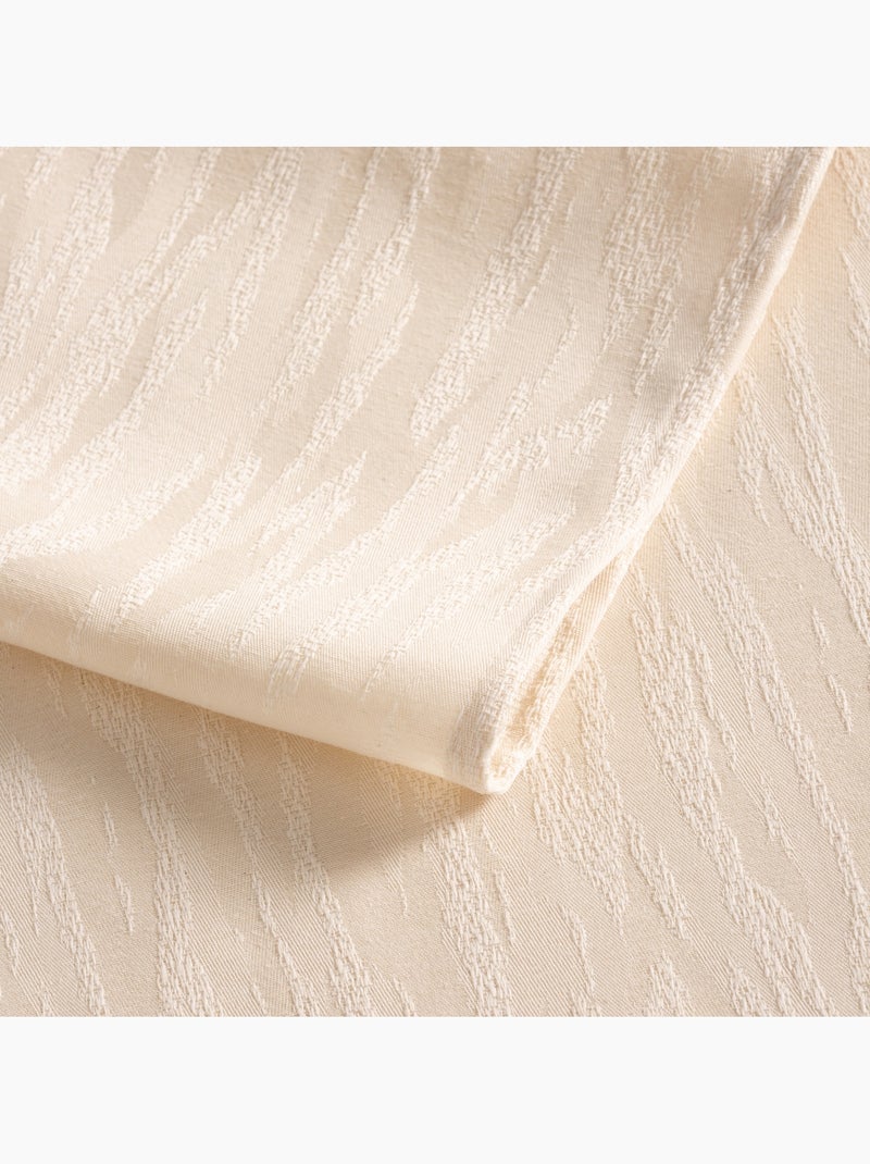 Toalha de mesa antinódoas com tecido texturizado de efeito raiado - Gamusi. Creme - Kiabi