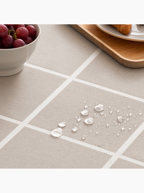 Toalha de mesa antinódoas com tecido texturizado e quadrados grandes - Gamusi. - Kiabi Toalha de mesa antinódoas com tecido texturizado e quadrados grandes - Gamusi. - Kiabi