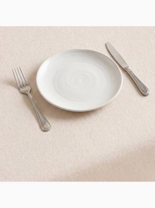 Toalha de mesa antinódoas lisa, tecido mesclado e caimento natural - Gamusi. - Kiabi Toalha de mesa antinódoas lisa, tecido mesclado e caimento natural - Gamusi. - Kiabi