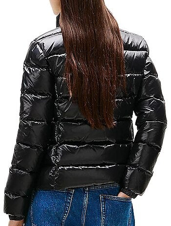 Tommy jeans casaco acolchoado preto brilhante slim com fecho para mulher