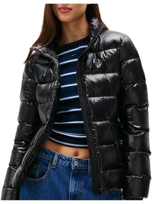 Tommy Jeans Casaco Acolchoado Preto Brilhante Slim com Fecho para Mulher - Kiabi Tommy Jeans Casaco Acolchoado Preto Brilhante Slim com Fecho para Mulher - Kiabi