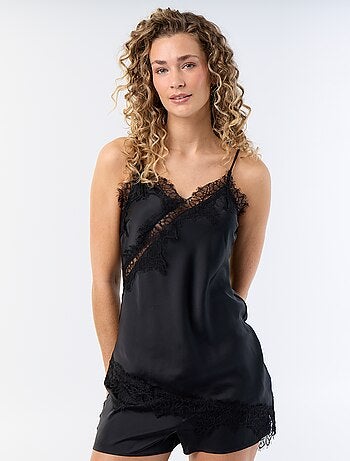 Top acetinado assimétrico com renda