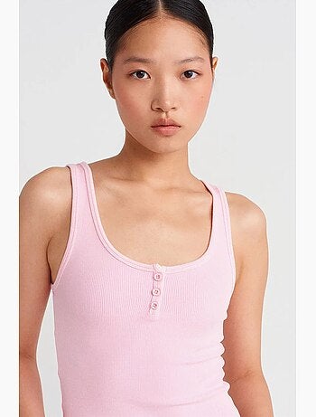 Top cami crop canelado em mistura de algodão dilvin