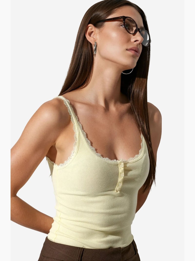 Top cami justo com acabamento em renda busem Amarelo-limão - Kiabi