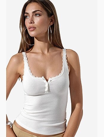 Top cami justo com acabamento em renda busem