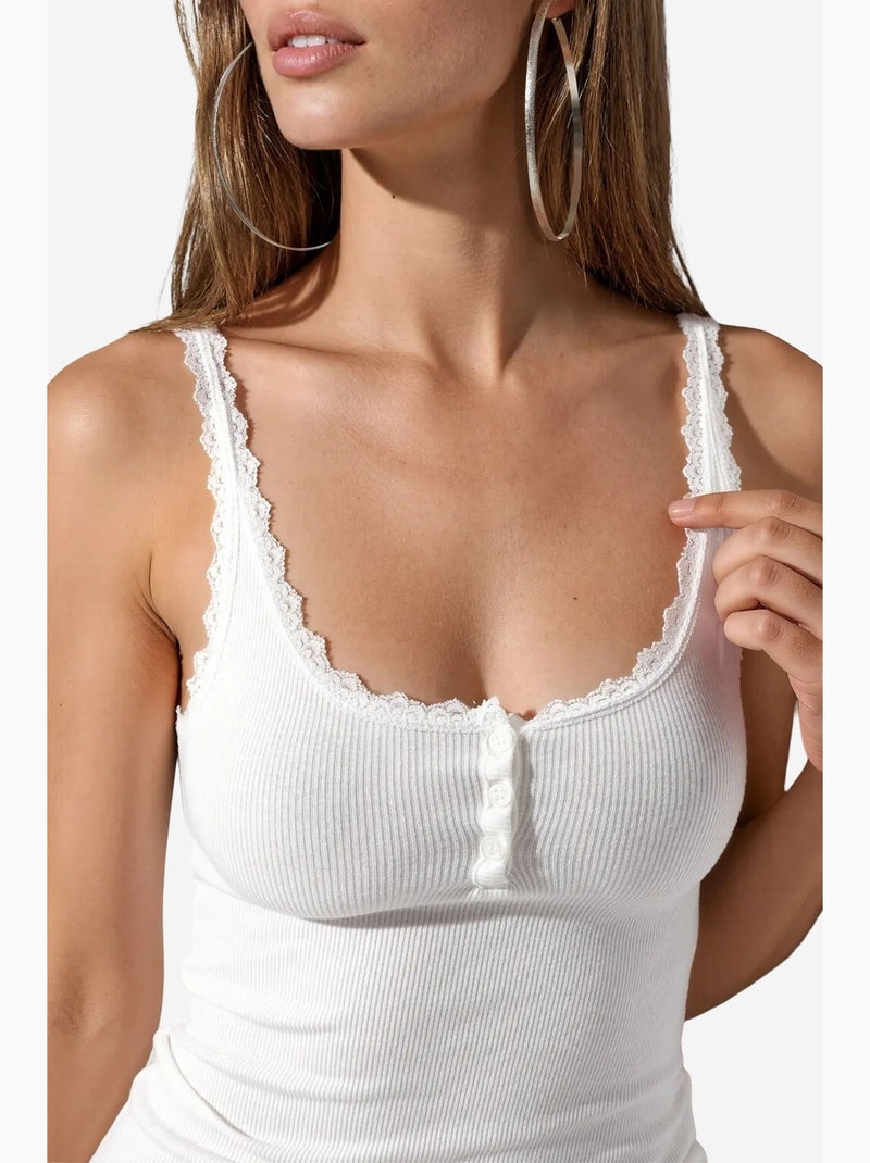 Top cami justo com acabamento em renda busem Branco - Kiabi