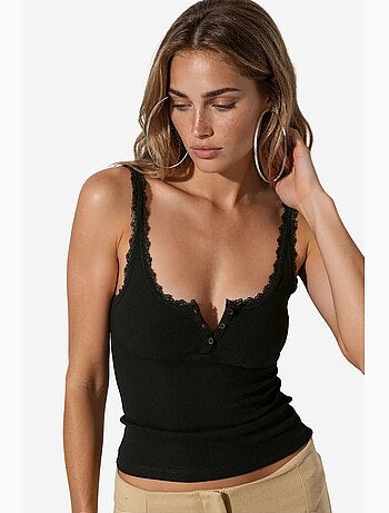 Top cami justo com acabamento em renda busem