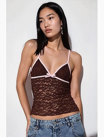 Top cami justo com cut-out busem
