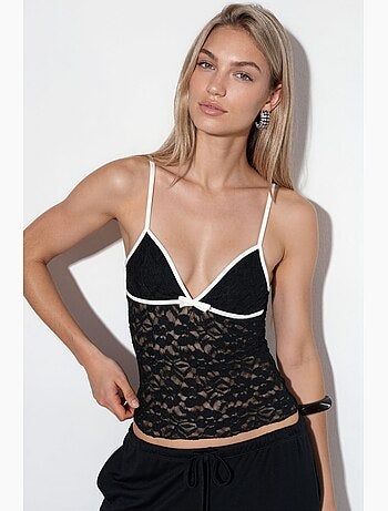 Top cami justo com cut-out busem