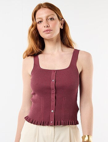 Top canelado com abertura de botões decorativa à frente