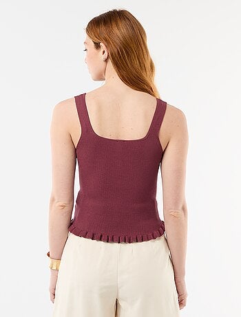 Top canelado com abertura de botões decorativa à frente