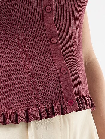 Top canelado com abertura de botões decorativa à frente