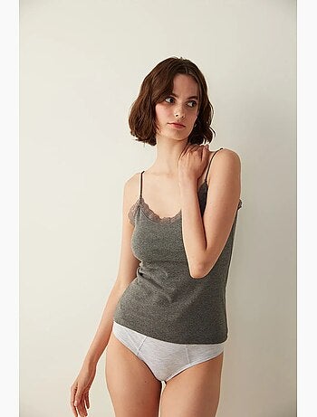 Top com alças finas e detalhe em renda penti