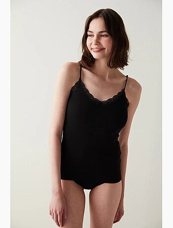 Top com alças finas e detalhe em renda penti