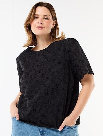 Top com bordado inglês