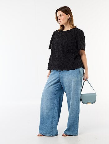 Top com bordado inglês