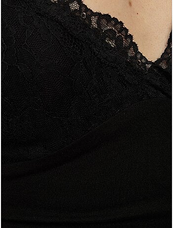 Top com decote em v e detalhes em renda hiccup