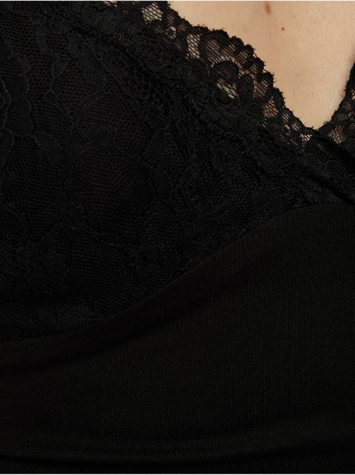 Top com decote em v e detalhes em renda hiccup - Kiabi Top com decote em v e detalhes em renda hiccup - Kiabi