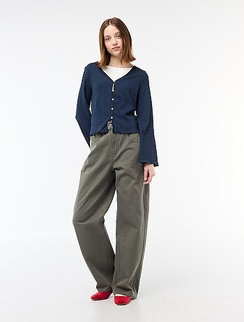 Top com decote em V em malha waffle com botões dourados