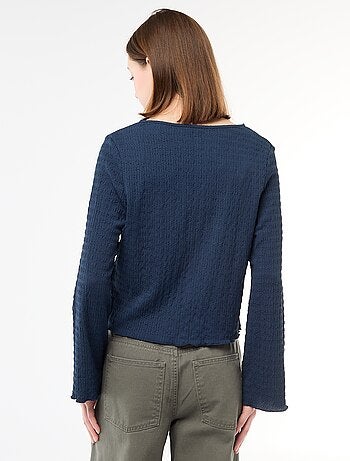 Top com decote em V em malha waffle com botões dourados