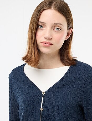 Top com decote em V em malha waffle com botões dourados