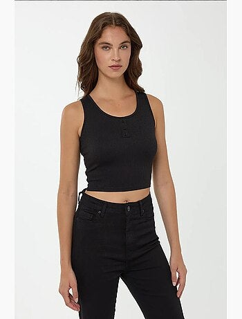 Top curto básico com botões e detalhes hiccup