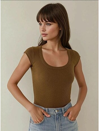 Top curto canelado slim fit com decote redondo hiccup