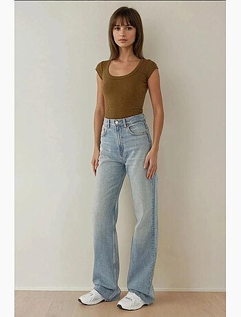 Top curto canelado slim fit com decote redondo hiccup