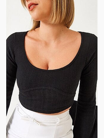 Top curto com detalhes de costura lucci
