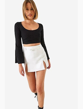 Top curto com detalhes de costura lucci