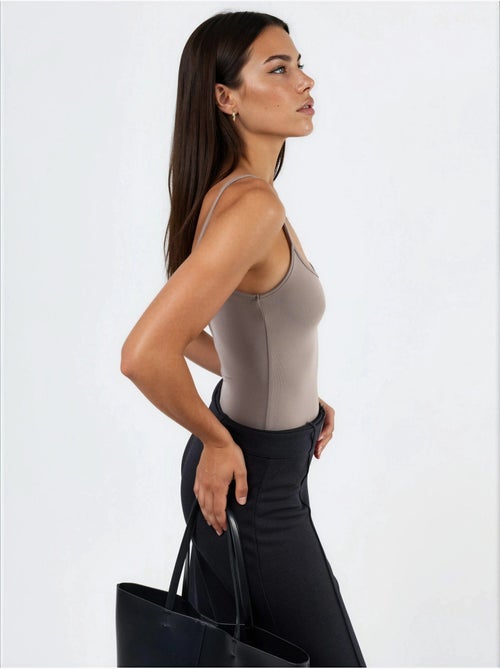 Top de alças ajustado em malha com decote em u busem - Kiabi Top de alças ajustado em malha com decote em u busem - Kiabi