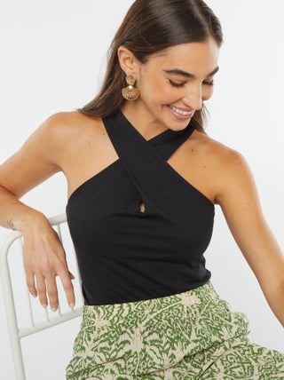 Top de alças com gola cruzada