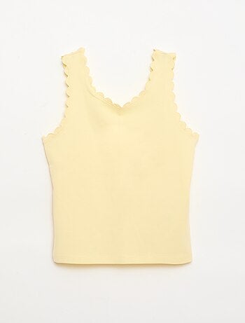 Top de alças liso com bordas onduladas