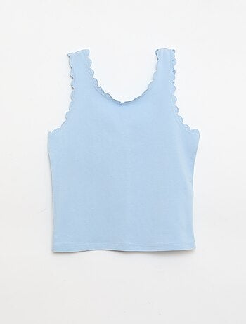 Top de alças liso com bordas onduladas