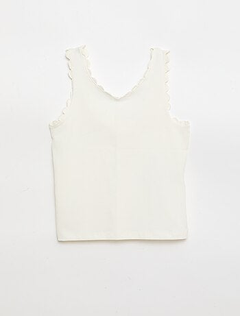 Top de alças liso com bordas onduladas