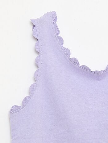 Top de alças liso com bordas onduladas